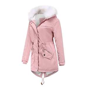 Détail de la parka rose avec col en fausse fourrure et doublure polaire chaude
