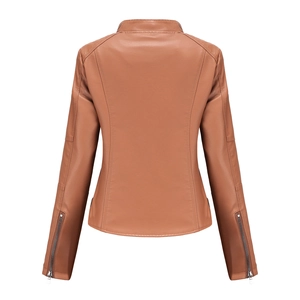 Vue arrière de la veste en similicuir marron avec coupe ajustée et zips aux poignets