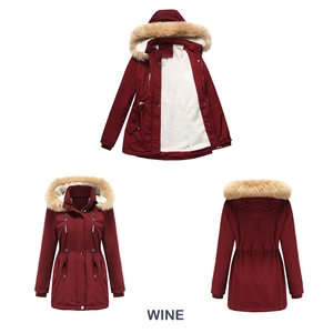 Tre viste del parka invernale rosso vino con calda fodera in pile e cappuccio in pelliccia