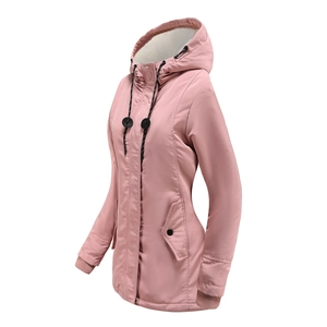 Détail de la parka rose avec cordons noirs et doublure en polaire blanche douce