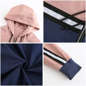 Detailansicht von Windjacke mit Kapuzenkordelzug und Reißverschluss in Pink und Marine