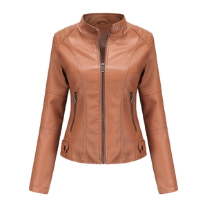 Détail d'une veste motard marron ajustée avec col montant et fermetures éclair en métal