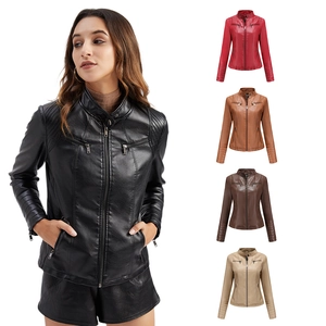 Blouson motard femme en similicuir coupe ajustée avec col montant et détails surpiqués