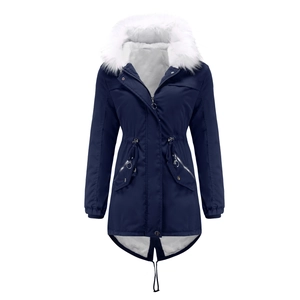 Détail de parka bleu marine avec col en fourrure blanche et taille à cordon réglable
