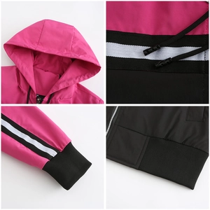 Detailansicht der pink-schwarzen Windjacke mit Kordelzugkapuze und gerippten Ärmelbündchen