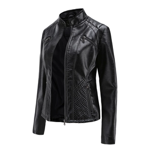 Giacca da donna in ecopelle slim fit con colletto alla coreana e trapuntatura