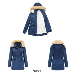 Tre viste del parka blu navy con fodera in sherpa bianco e cappuccio con pelliccia