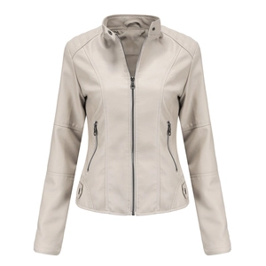 Détail de la veste en similicuir crème avec col montant et texture de fermeture éclair