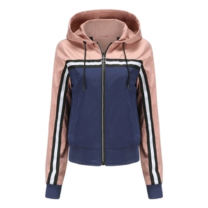 Details des Kapuzen-Windbreakers mit Color-Block-Design und gestreiften Ärmeln