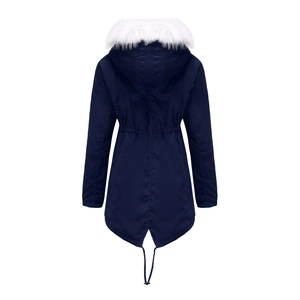 Vue arrière de la parka bleu marine avec grand col en fourrure blanche et cordon