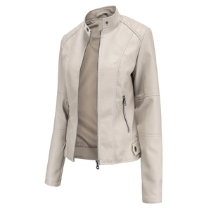 Détails du col montant et des coutures de la veste cintrée en similicuir crème pour femme