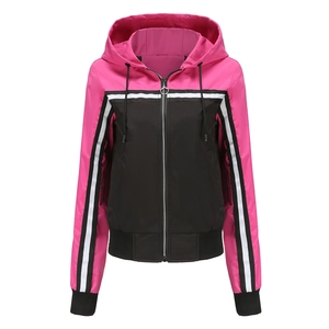 Detail der Kapuzen-Windjacke mit rosa-schwarzem Colorblocking und Rennstreifen