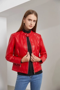 Detail einer roten Lederjacke mit silbernen Nieten an Stehkragen und Schulterpartien