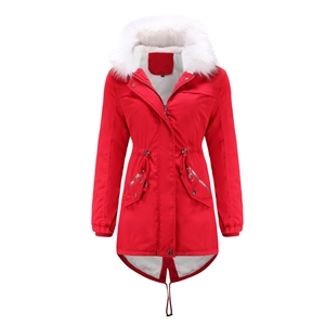 Détail de la parka d'hiver rouge montrant le col en fausse fourrure et la doublure polaire