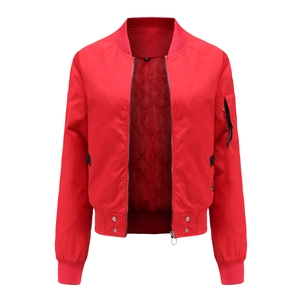 Détail d'un blouson aviateur rouge avec doublure matelassée et poche zippée sur la manche