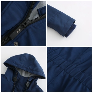 Détails de la parka d'hiver bleu marine avec doublure polaire et poignets coupe-vent