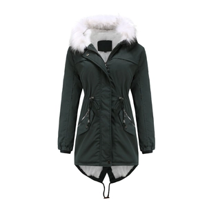 Détail de la parka d'hiver vert foncé avec col en fausse fourrure blanche et taille ajustable