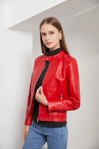 Detail der roten Kunstlederjacke mit Metallnieten an Schulter und Stehkragen