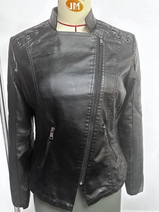 Detail einer schwarzen PU-Leder Bikerjacke mit asymmetrischem Reißverschluss und Ösen