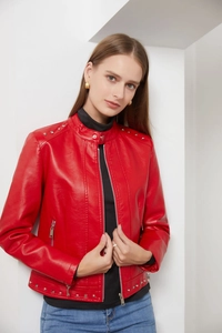 Detail einer roten Lederjacke mit silbernen Nieten an Stehkragen und Saum für Damen