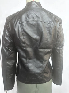 Detailansicht der Rückseite einer schwarzen Bikerjacke aus Kunstleder mit Rautensteppung