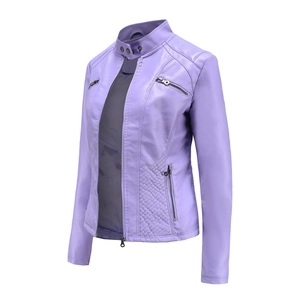 Dettaglio della giacca in pelle lavanda con pannelli trapuntati e cerniere metalliche lucide