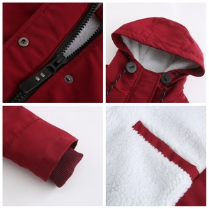 Détails de la parka rouge avec doublure en laine d'agneau, zip et poignets côtelés