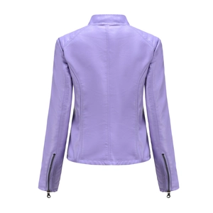 Dettaglio posteriore della giacca slim in ecopelle color lavanda con colletto alla coreana