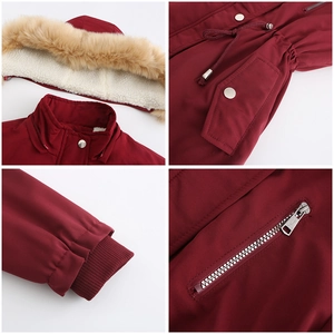 Dettagli del parka invernale bordeaux con cappuccio in pelliccia, fodera e zip metalliche