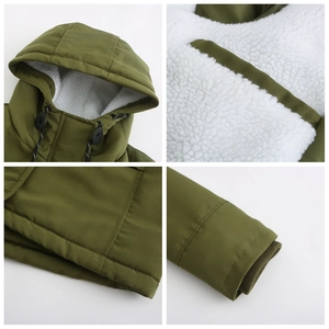 Détails de la parka d'hiver avec doublure polaire, capuche et poignets coupe-vent côtelés