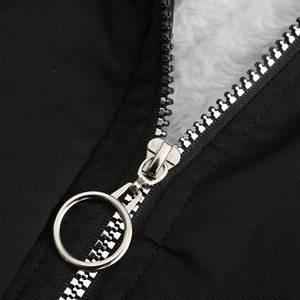 Détail macro du tissu parka noir avec doublure en fausse fourrure blanche et zip argenté