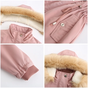 Dettaglio del parka invernale rosa con cappuccio in pelliccia, fodera in lana e coulisse in vita
