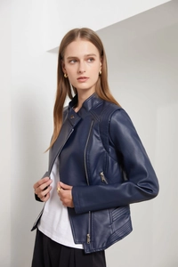Détails de la veste en cuir PU bleu marine avec manches matelassées et zips métalliques