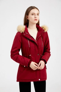 Dettaglio del parka rosso scuro con cappuccio in ecopelliccia rimovibile e coulisse in vita