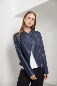 Détail du blouson moto en cuir PU bleu foncé avec épaules matelassées et revers ajustés