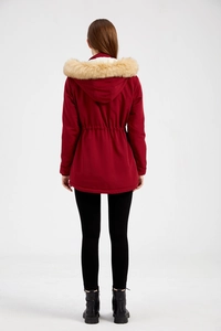 Vista posteriore del parka invernale bordeaux con coulisse regolabile e cappuccio in pelliccia