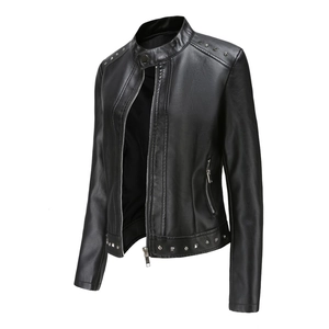 Detailansicht der silbernen Kegelnieten und Metallreißverschlüsse an schwarzer Lederjacke