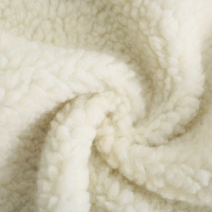 Gros plan sur la doublure en polaire Sherpa blanche avec texture laineuse épaisse