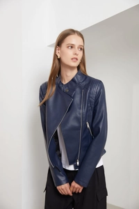 Détails d'une veste cintrée en similicuir bleu marine avec zip métallique et épaules matelassées