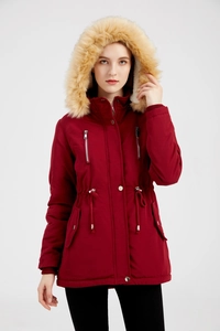 Dettaglio del parka invernale rosso scuro con cappuccio in pelliccia e coulisse