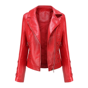 Vue détaillée du blouson en cuir PU rouge vif avec fermeture éclair et lacets latéraux
