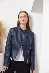 Détail de la veste cintrée en similicuir bleu marine avec bouton métallique et coutures