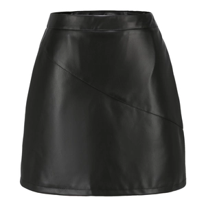 Vue détaillée d'une mini-jupe noire en similicuir à taille haute et coutures diagonales