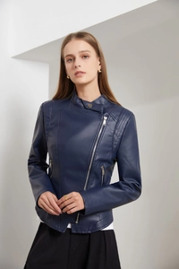 Détail d'une veste en cuir PU bleu marine avec col à revers et poches zippées