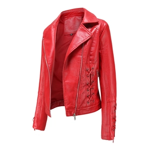 Détail d'une veste en cuir PU rouge avec lacets latéraux, œillets et fermeture éclair