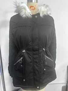 Détail d'une parka d'hiver noire avec capuche en fourrure, taille ajustable et poches zippées