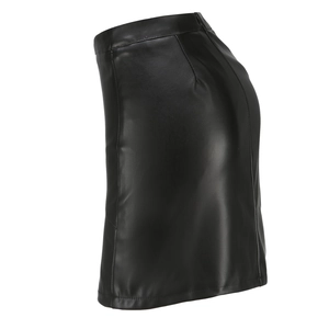 Détails de la couture arrière et texture en cuir d'une mini-jupe noire à taille haute