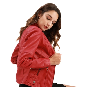 Veste de motard cintrée en cuir rouge pour femme avec fermetures éclair et ceinture