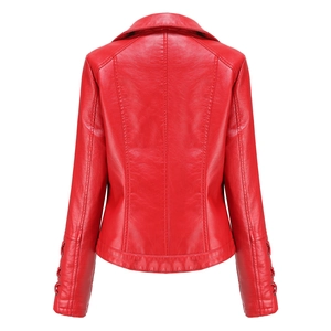 Vue arrière du blouson en cuir PU rouge avec détails lacés aux manches et coupe cintrée