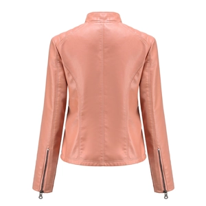 Vista posteriore di una giacca in ecopelle rosa con colletto alla coreana e zip metalliche